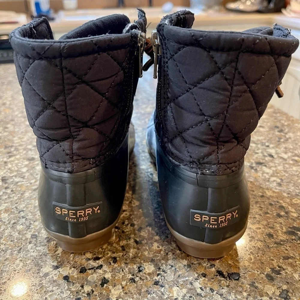 SPERRY BOOTS. BIG KIDS SALTWATER NYLON QUILT DUCK BOOTS FOR GIRLS, SIZE 3M.